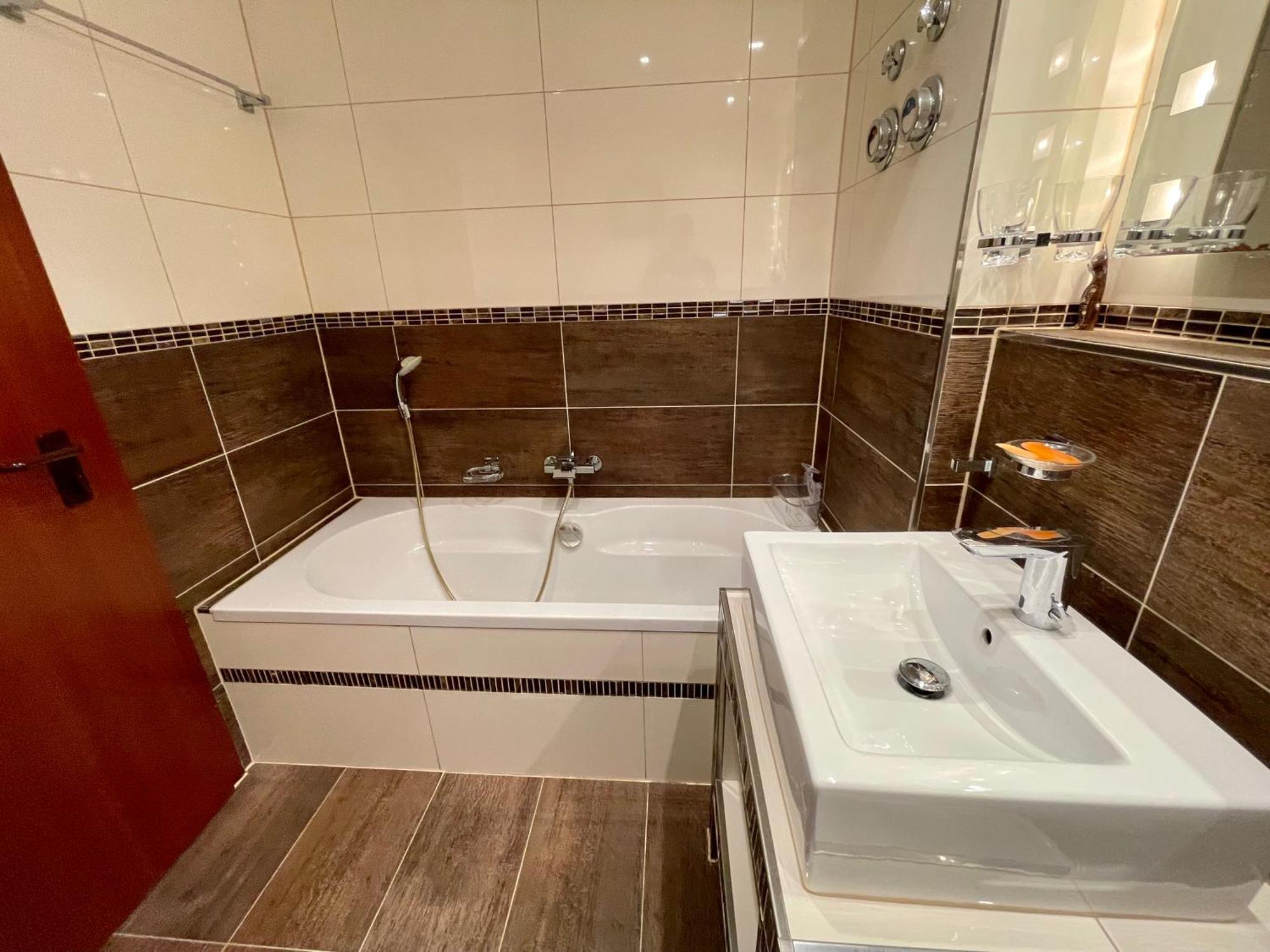 Wunderschoenes 2 Zimmer Apartment Zentrum Goldstadt Pforzheim Luaran gambar